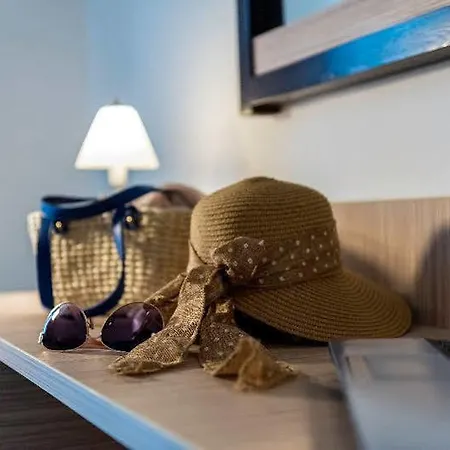 Отель Niriides Beach Hotel & Suites 3*