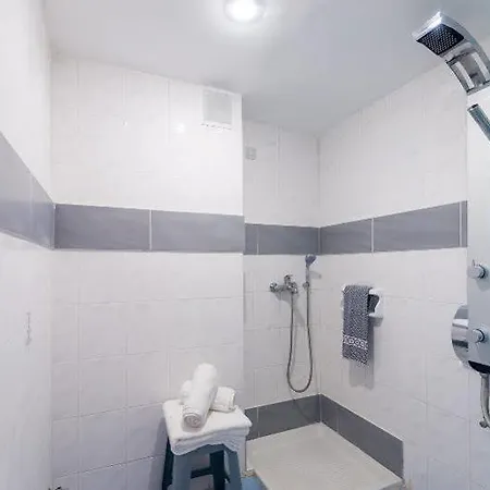 Отель Niriides Beach Hotel & Suites Псалиди